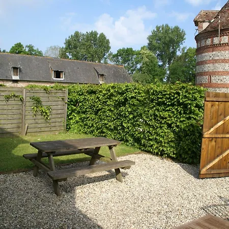 Дом отдыха Spacious With Private Garden In Normandy