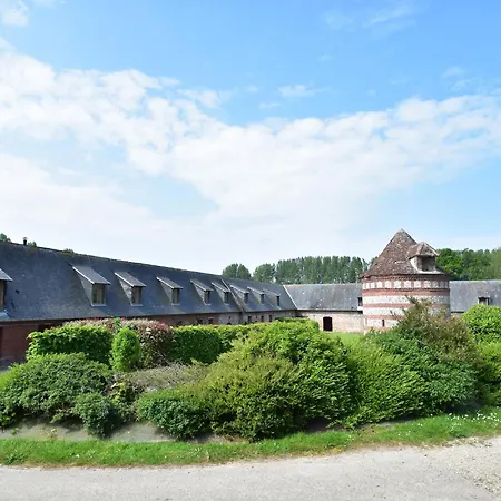 Дом отдыха Spacious With Private Garden In Normandy *