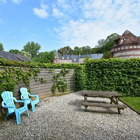 Дом отдыха Spacious With Private Garden In Normandy