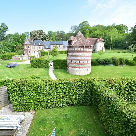 Дом отдыха Spacious With Private Garden In Normandy